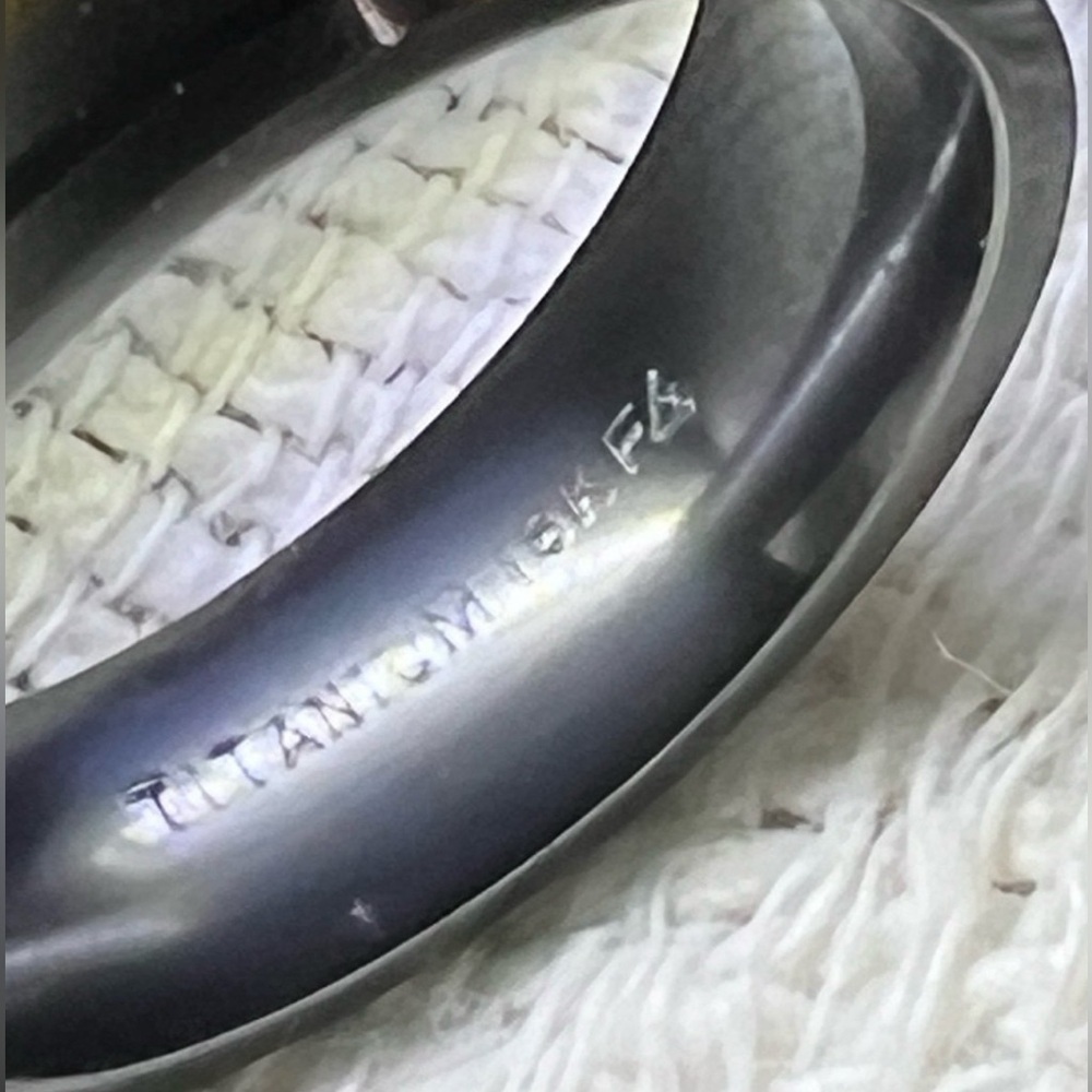DERCO JEWELRS NIB Mens Titanium and 18kg Wedding Band sz 10 - Picture 5 of 8
